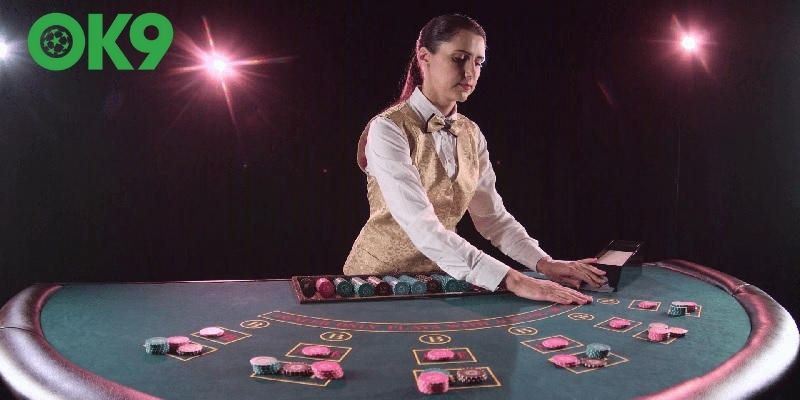 Trong casino dealer là gì?